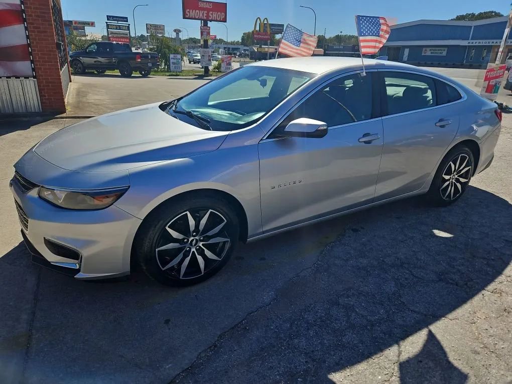 Used 2018 Chevrolet Malibu LT w/ Sport Package image 2