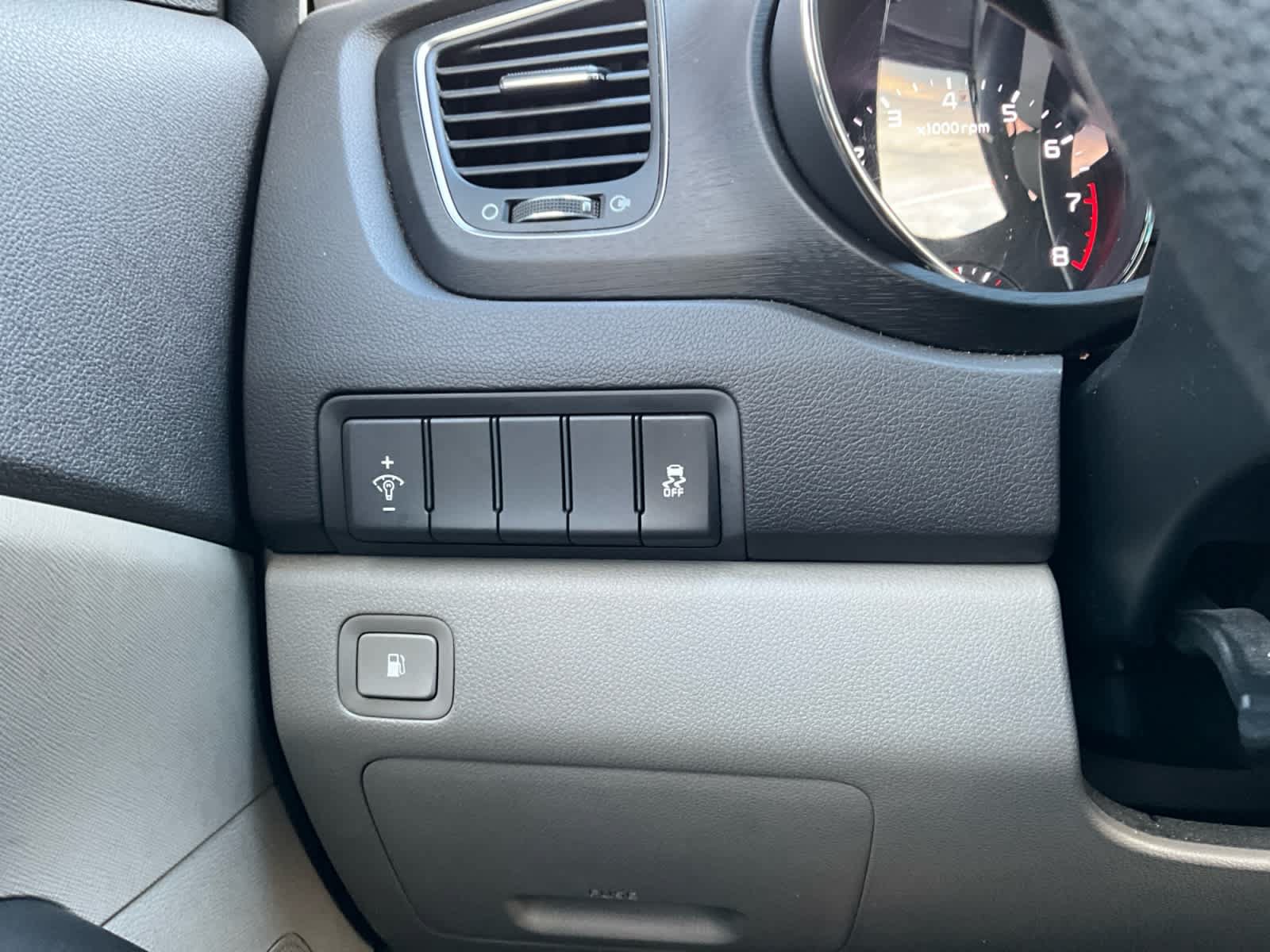 Used 2017 Kia Sedona L FWD image 17