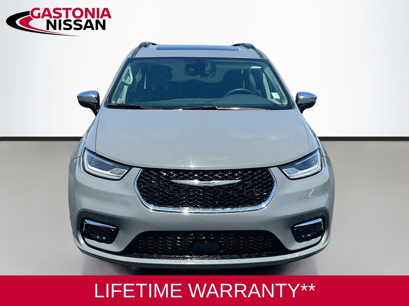 Used 2023 Chrysler Pacifica Limited FWD image 2