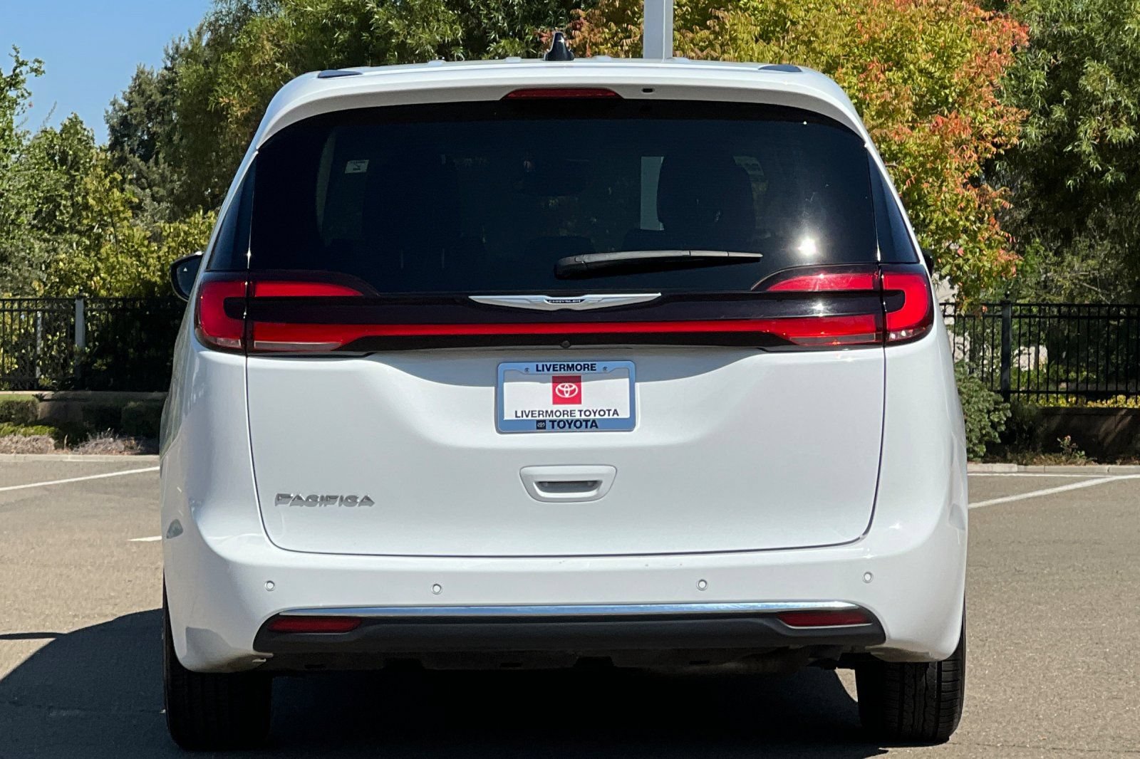 Used 2024 Chrysler Pacifica Touring-L FWD image 5