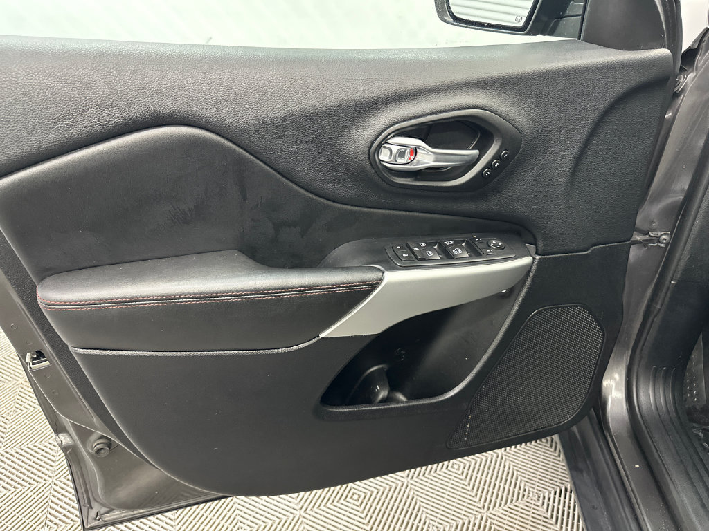 Used 2017 Jeep Cherokee Trailhawk AWD/4WD image 11