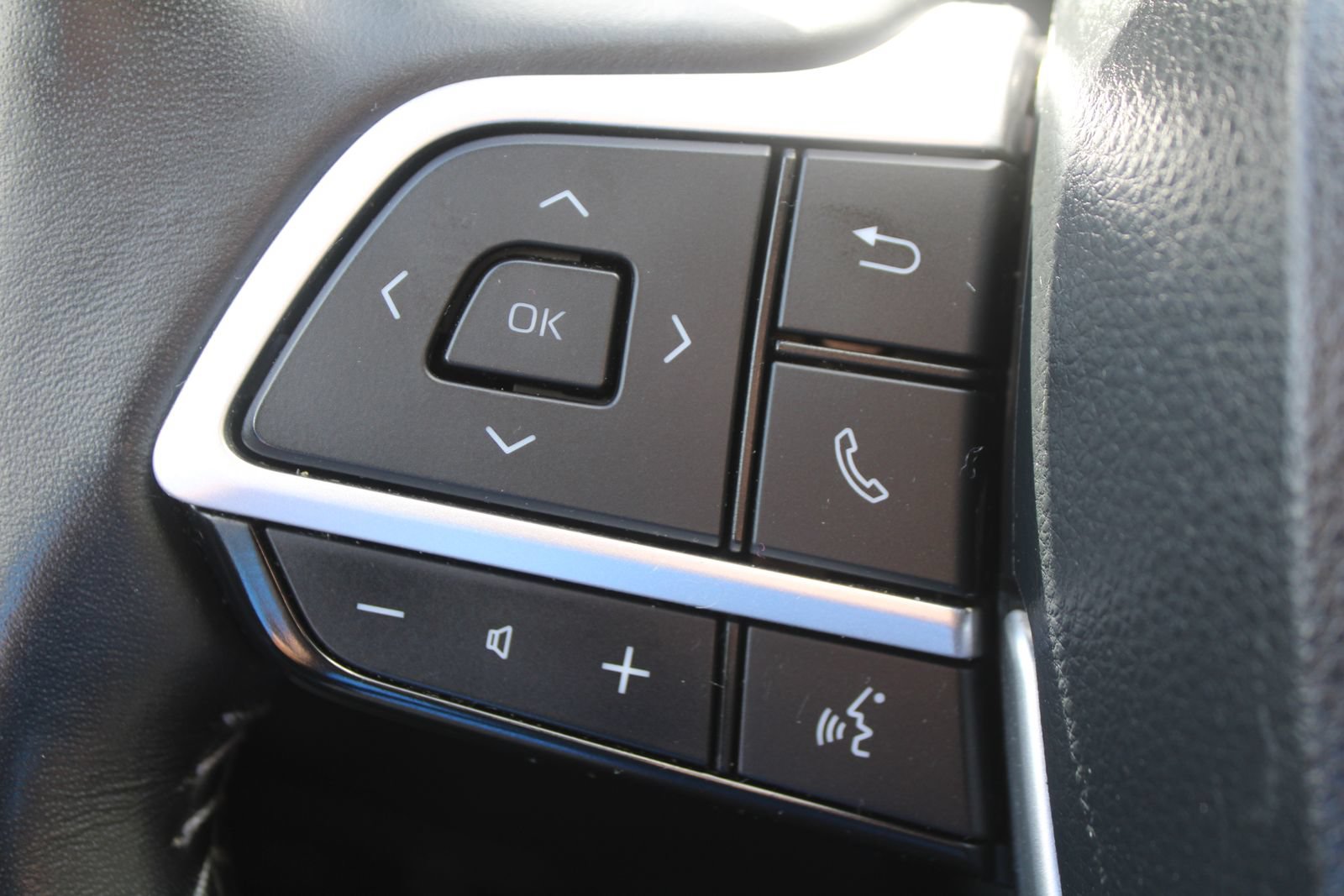 Used 2024 Toyota Highlander LE FWD image 31