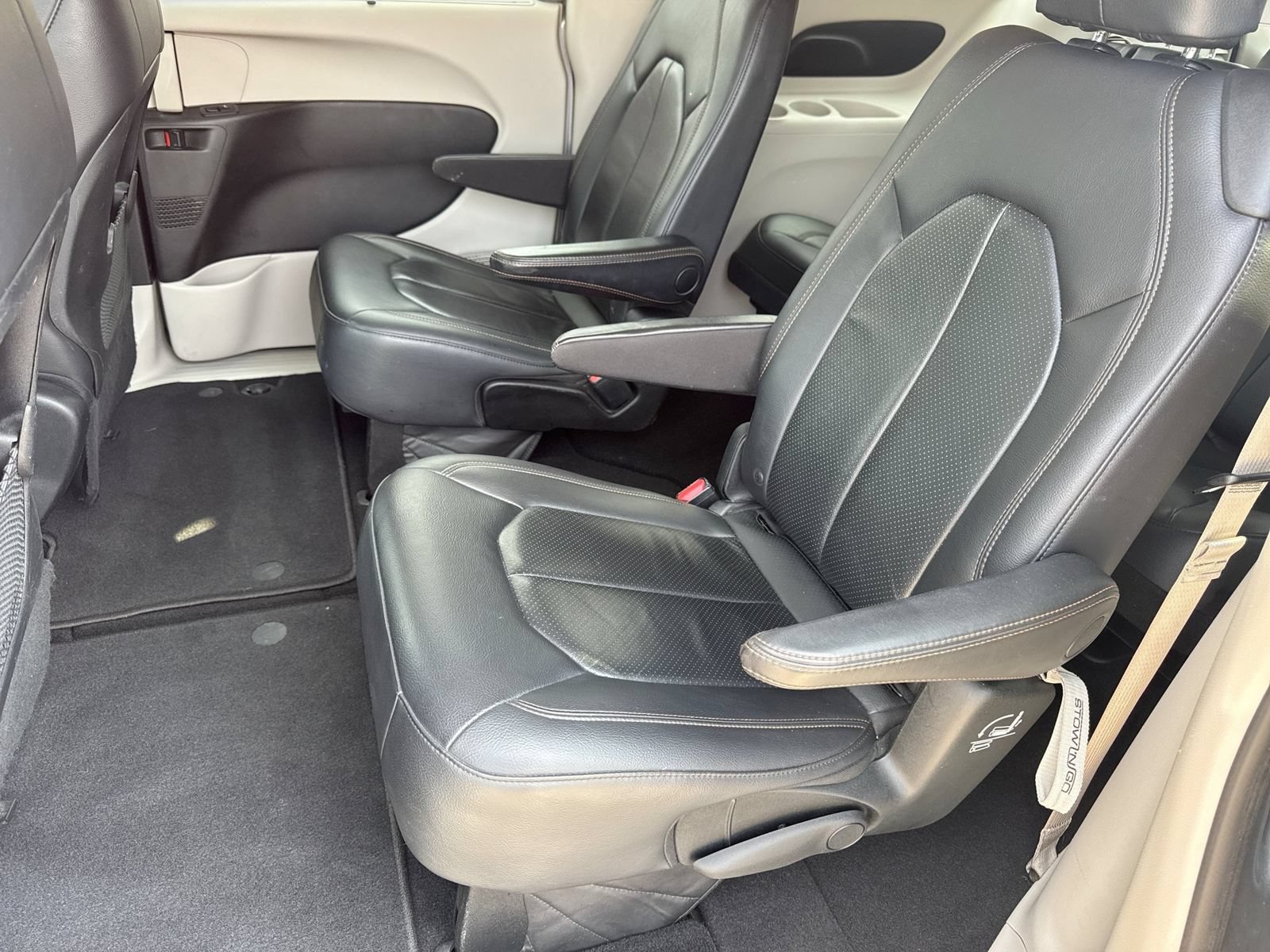 Used 2018 Chrysler Pacifica Touring-L FWD image 20