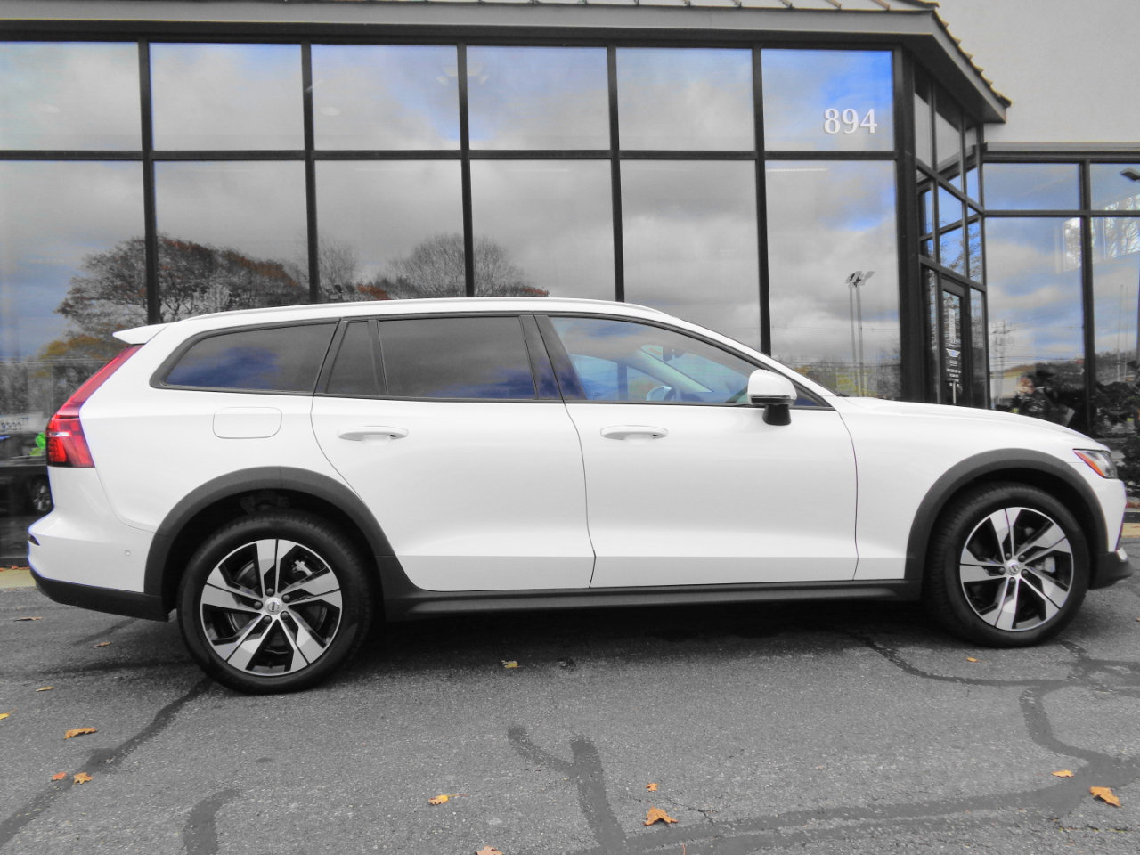 Used 2024 Volvo V60 B5 Cross Country Plus image 4