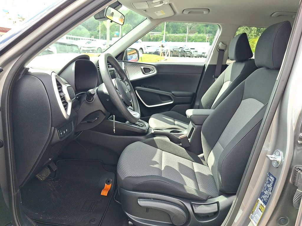 Used 2025 Kia Soul LX w/ LX Technology Package FWD image 14