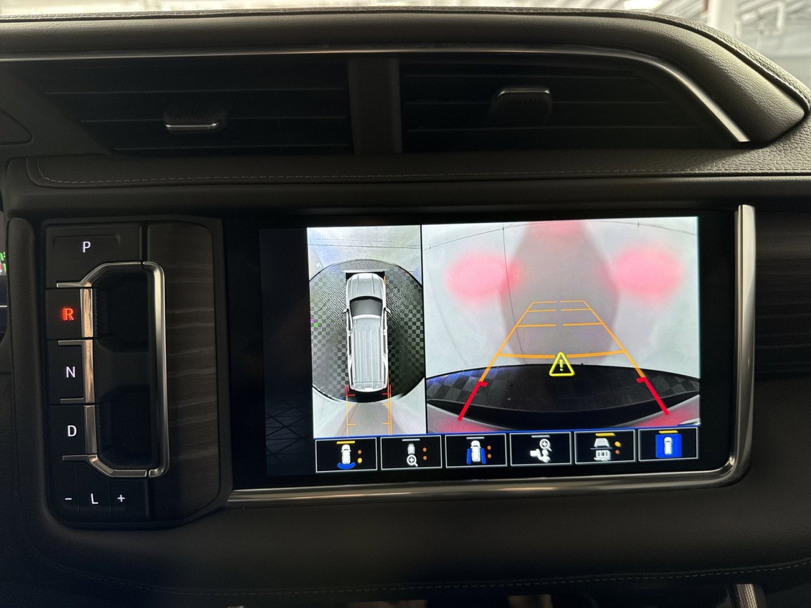 Used 2022 GMC Yukon XL Denali w/ Advanced Technology Package AWD/4WD image 19