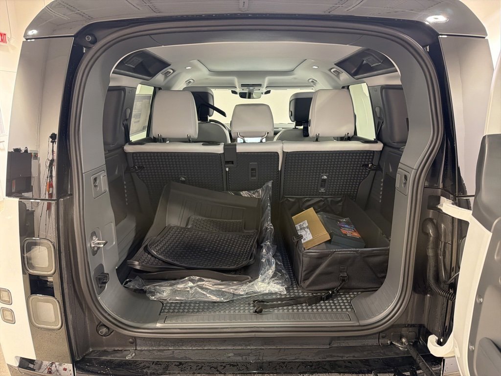 New 2026 Land Rover Defender 110 X-Dynamic SE image 29