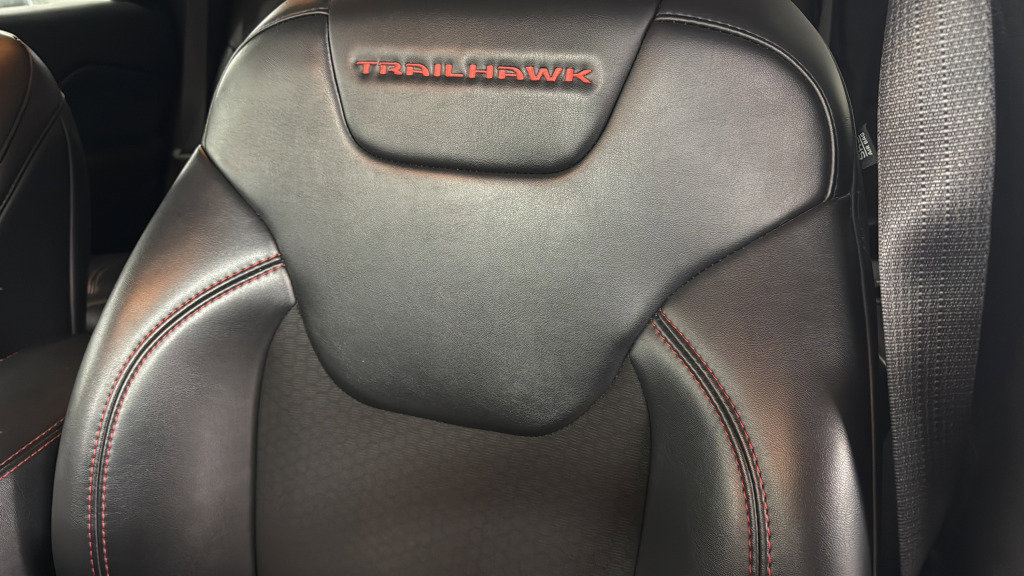Used 2019 Jeep Cherokee Trailhawk AWD/4WD image 18
