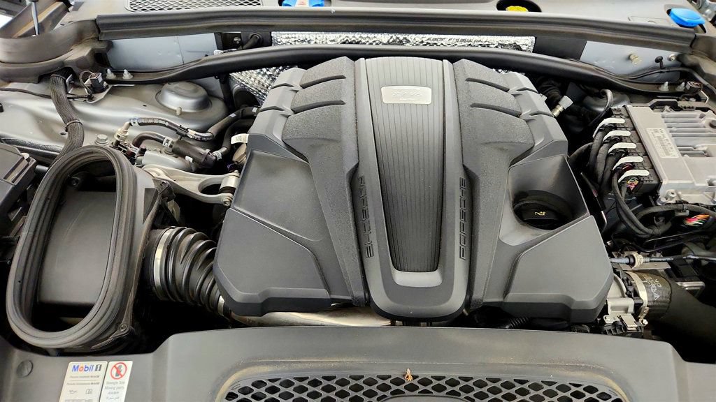 Used 2020 Porsche Macan Turbo AWD/4WD image 28