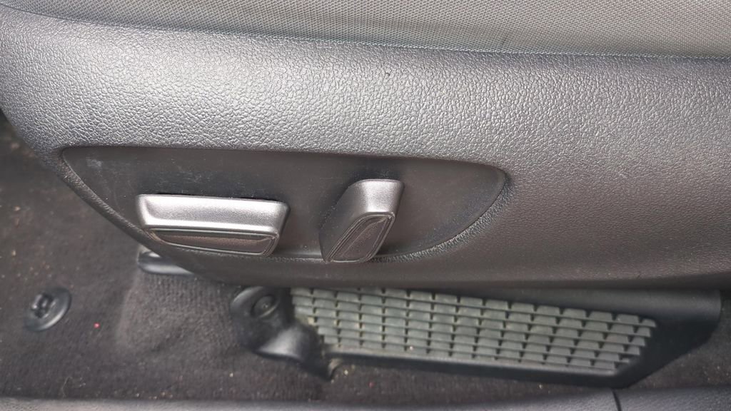 Certified 2025 Toyota Sienna LE image 16