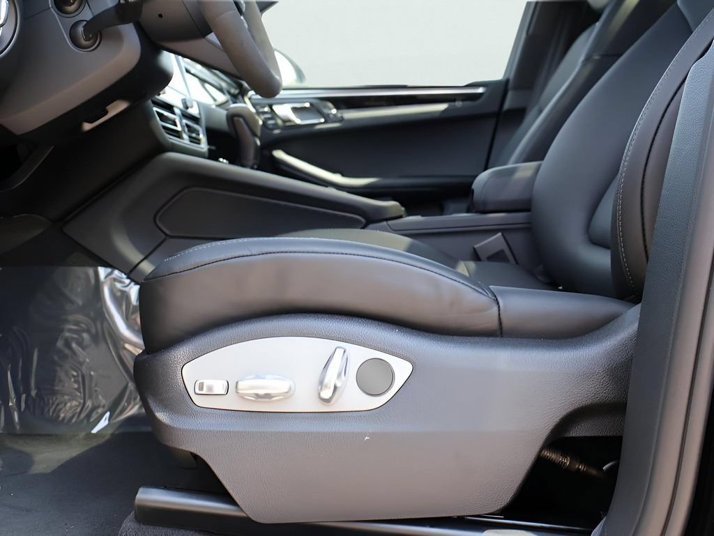 Certified 2025 Porsche Macan Turbo AWD/4WD image 35