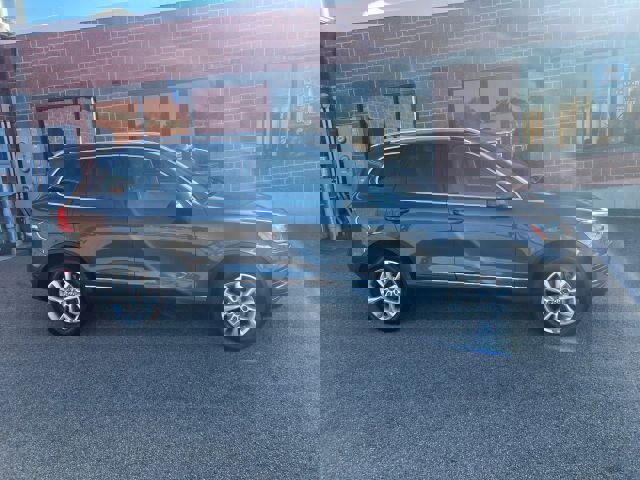 Used 2013 Volkswagen Touareg Sport image 6