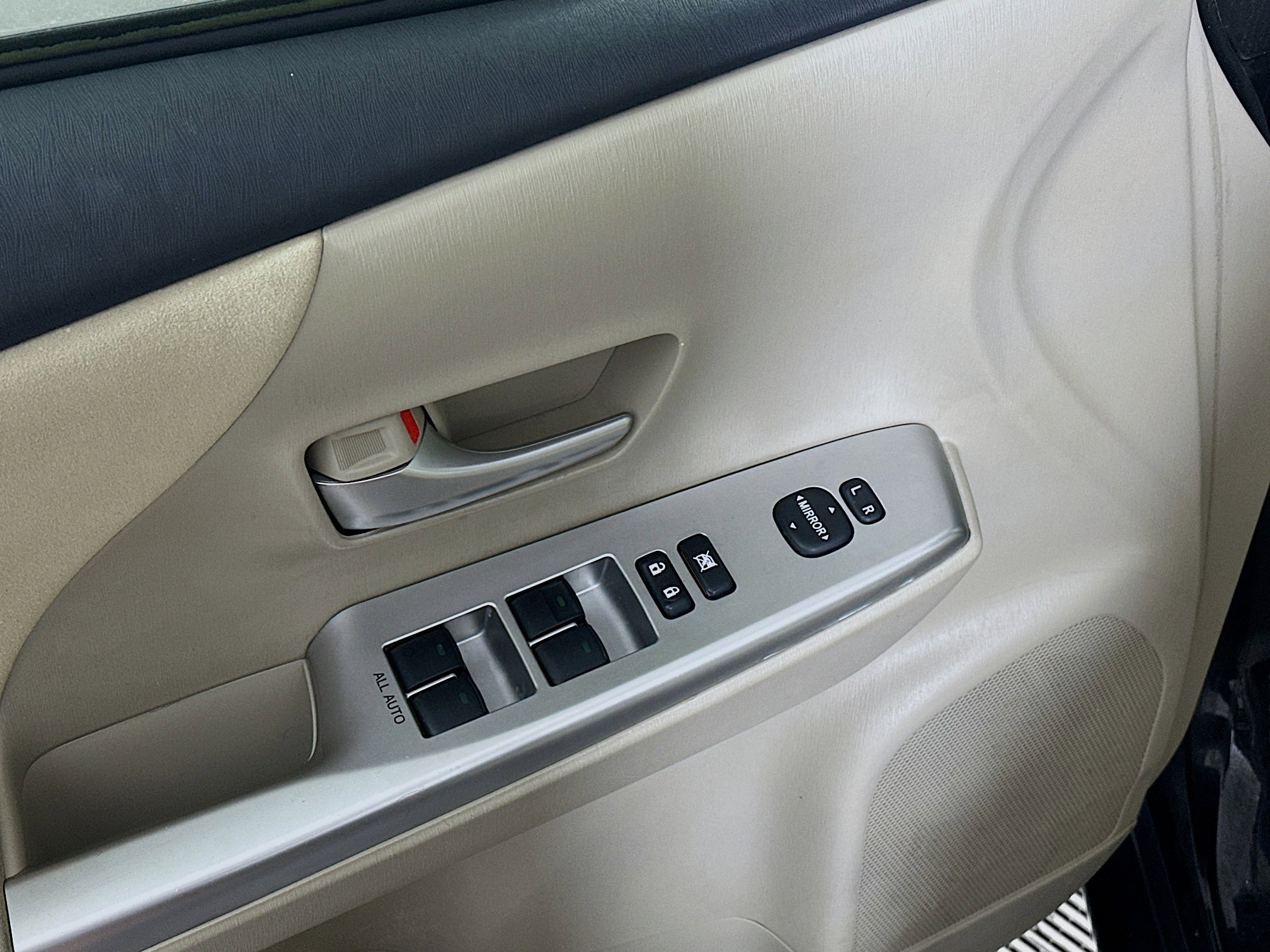 Used 2014 Toyota Prius V Two image 15