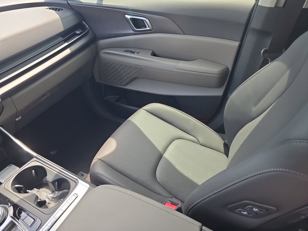 New 2026 Kia Carnival EX FWD image 16