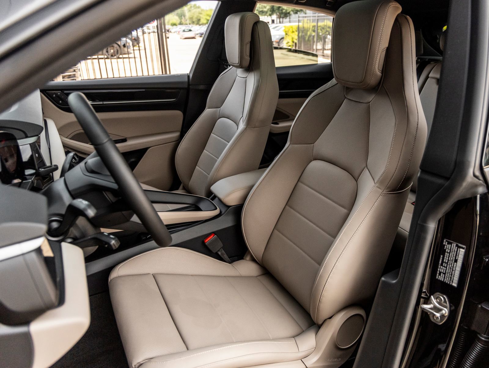 Certified 2025 Porsche Macan 4 Electric image 5