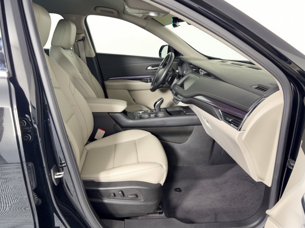 Used 2022 Cadillac XT4 Luxury w/ Cold Weather Package FWD image 30