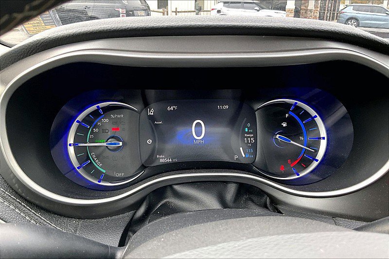 Used 2022 Chrysler Pacifica Touring-L w/ Uconnect Theater Family Group image 20