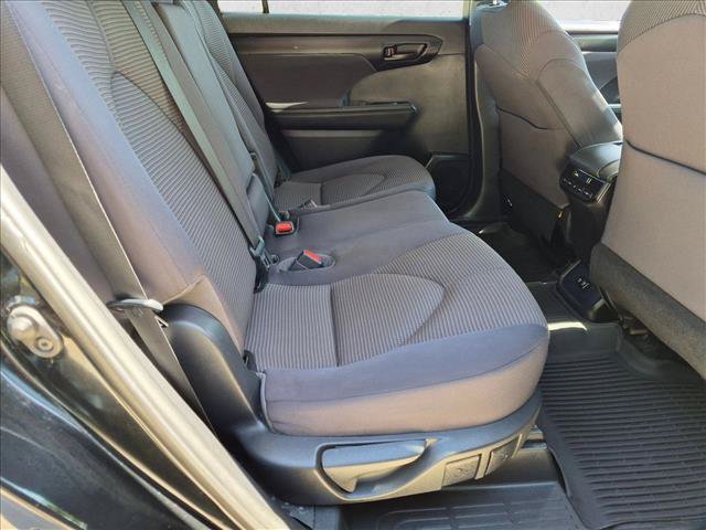 Used 2021 Toyota Highlander LE FWD image 19