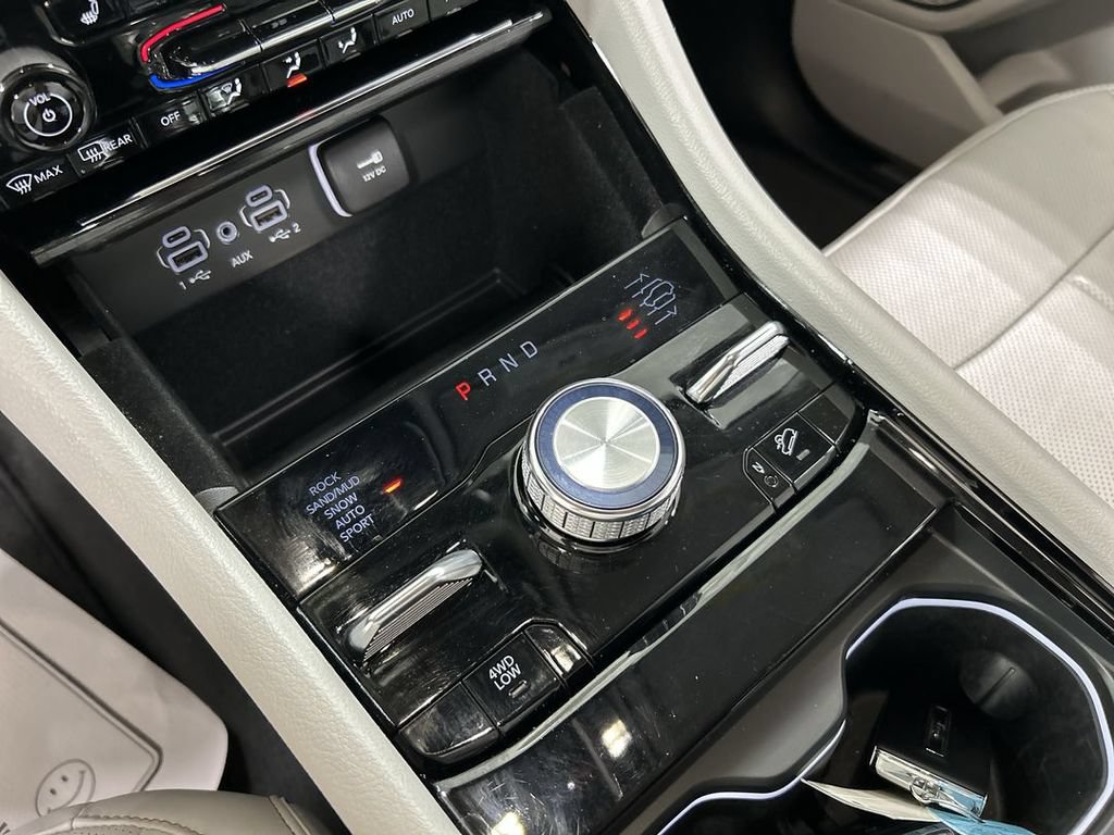 Used 2022 Jeep Grand Cherokee Overland AWD/4WD image 18