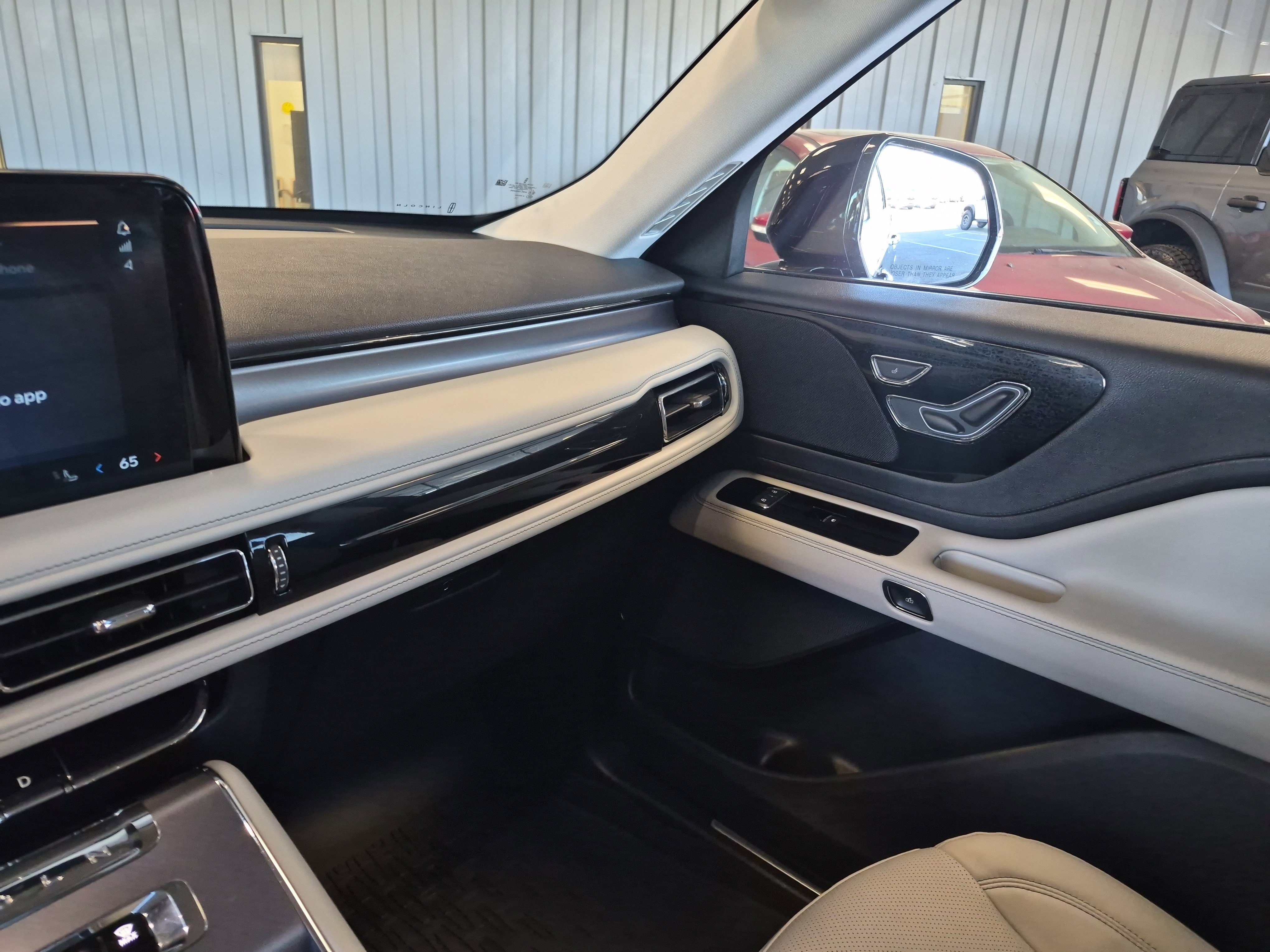 Used 2025 Lincoln Aviator AWD w/ Jet Appearance Package image 22