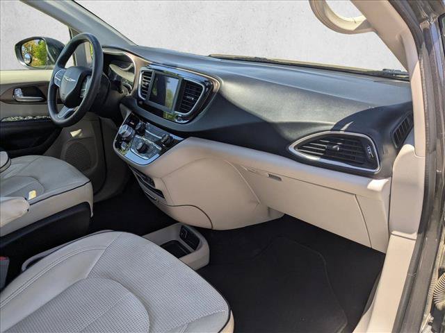 Used 2018 Chrysler Pacifica L FWD image 20