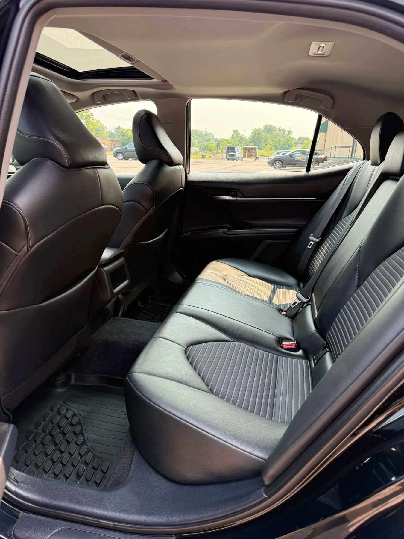 Used 2023 Toyota Camry SE w/ Cold Weather Package image 18