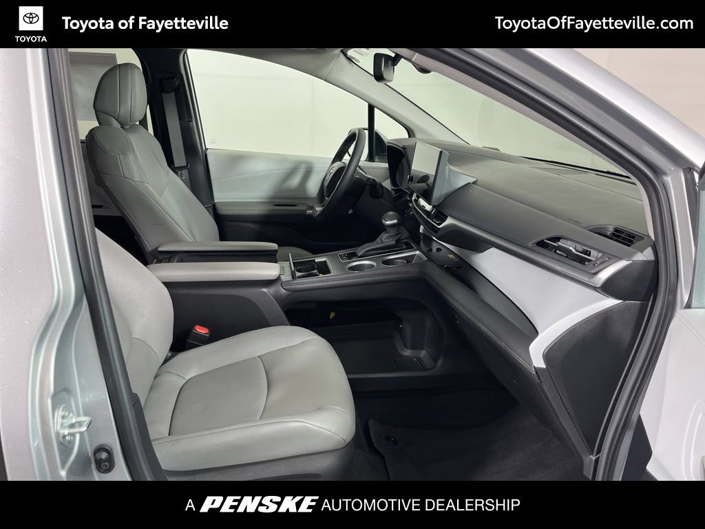 Certified 2025 Toyota Sienna XLE FWD image 7