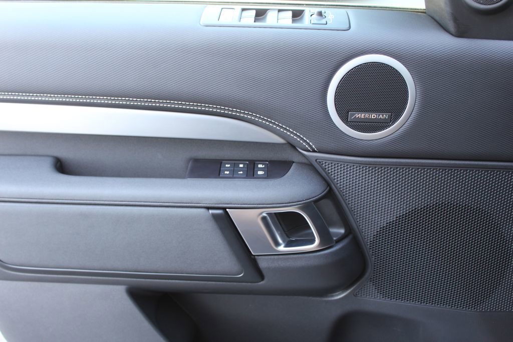 Used 2025 Land Rover Discovery Dynamic SE image 21