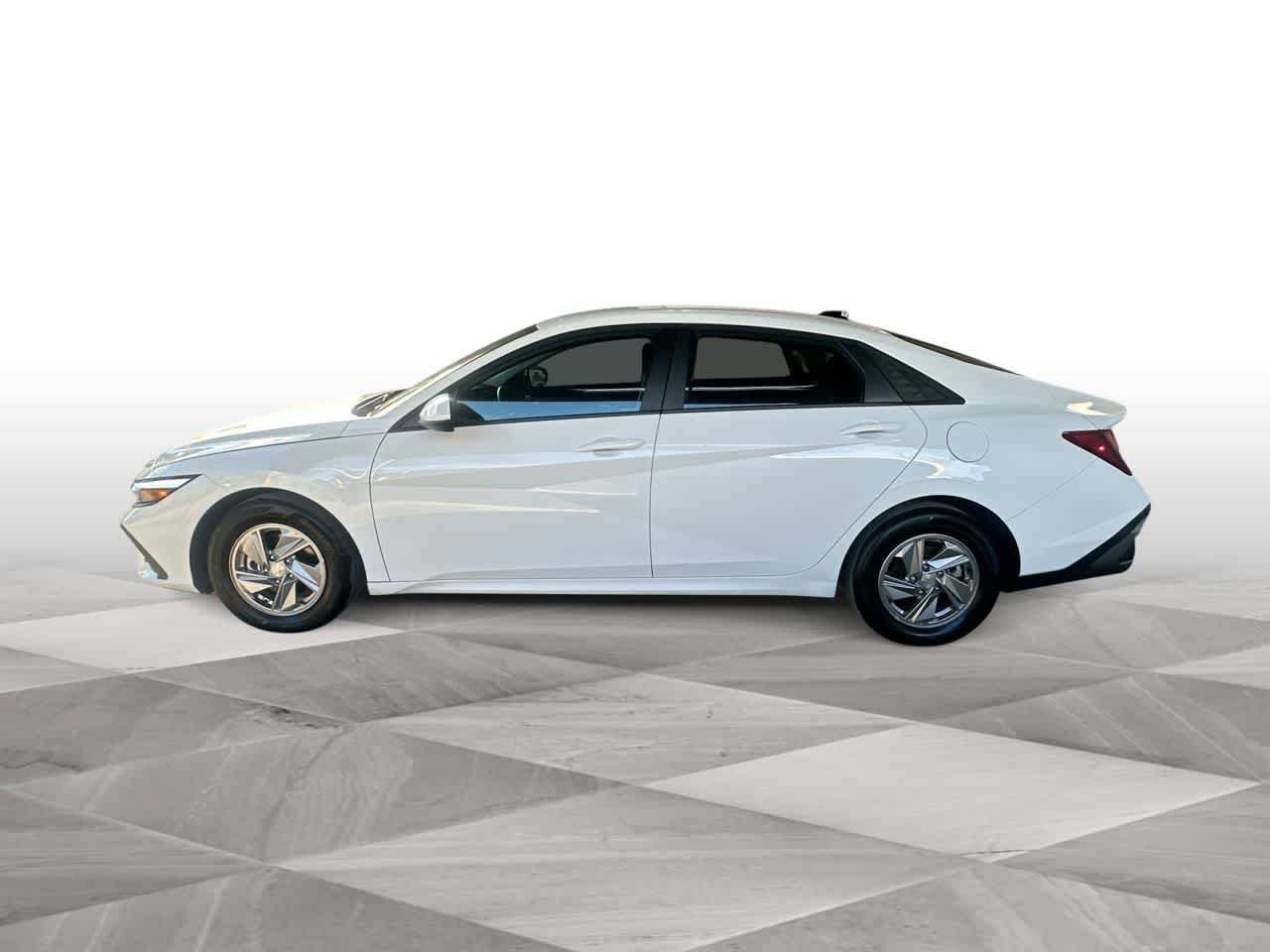 Used 2026 Hyundai Elantra SE FWD image 5