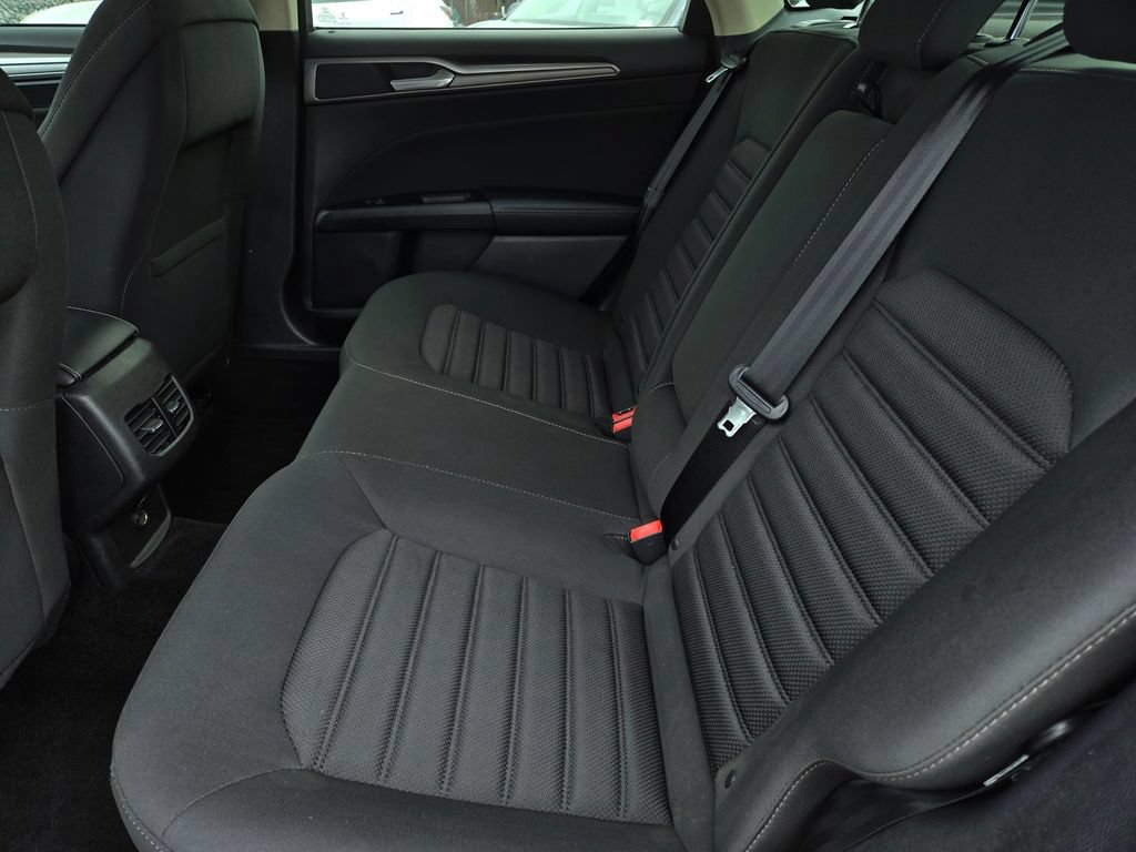 Used 2017 Ford Fusion SE FWD image 12