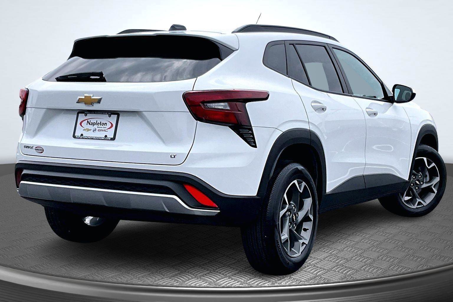 Used 2025 Chevrolet Trax LT FWD image 2