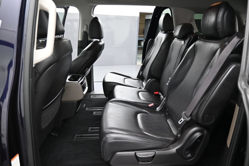 Used 2025 Kia Carnival FWD image 24