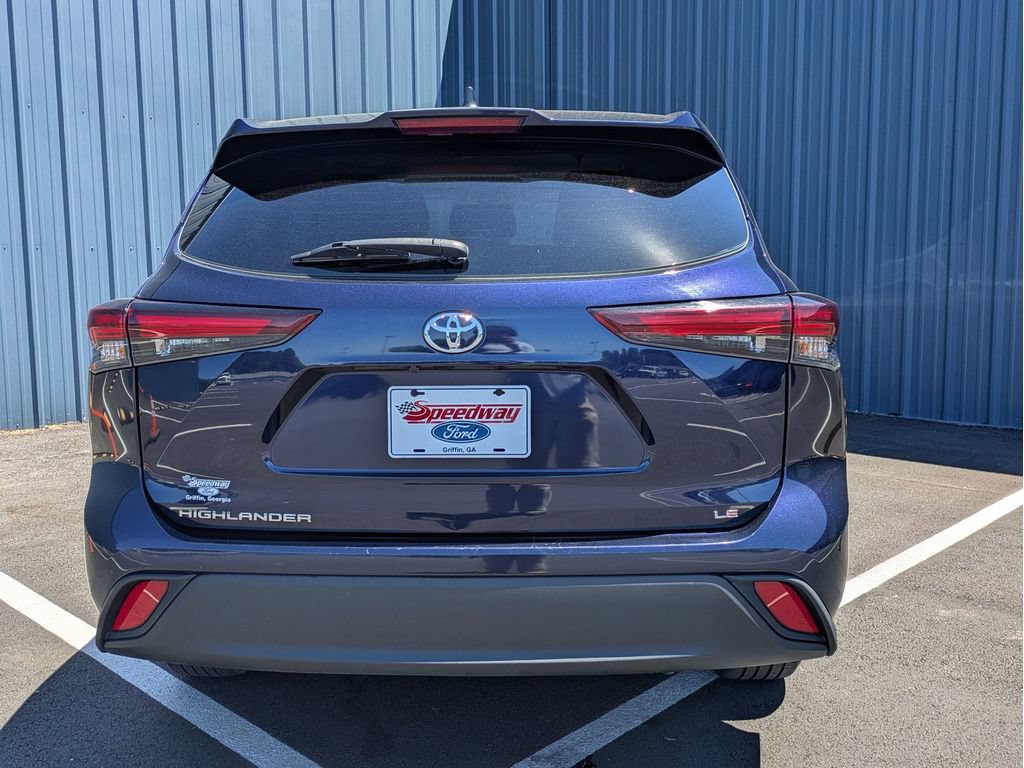 Used 2025 Toyota Highlander LE FWD image 6