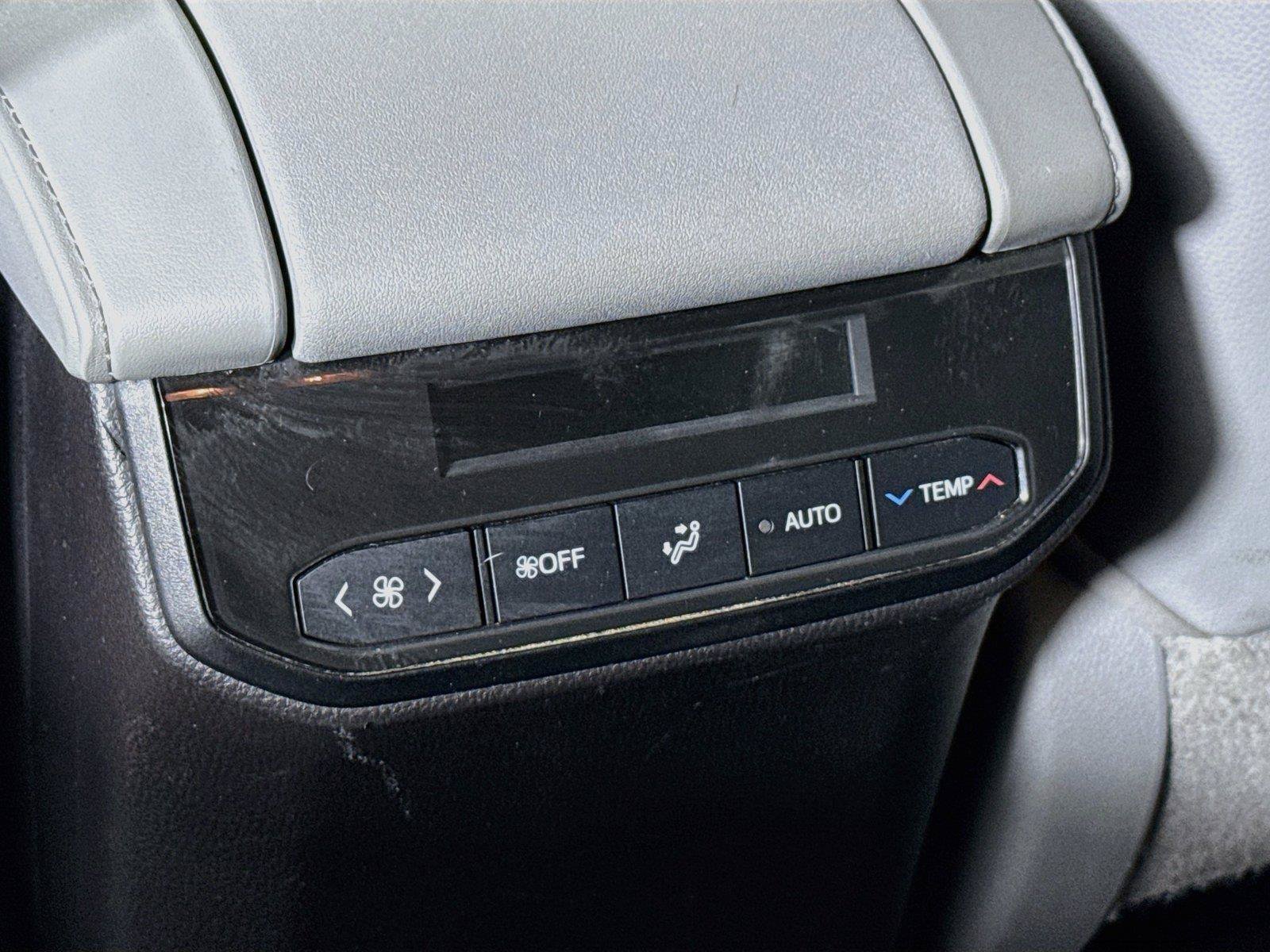 Used 2021 Toyota Highlander XLE AWD/4WD image 37