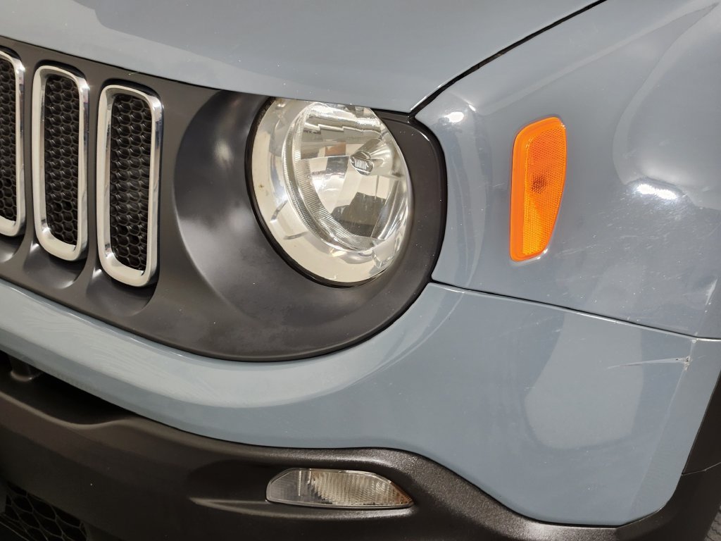 Used 2017 Jeep Renegade Latitude w/ Popular Equipment Group FWD image 9