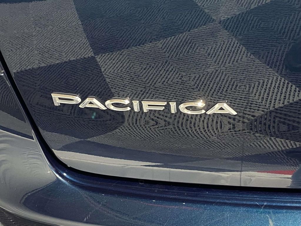 Used 2022 Chrysler Pacifica Touring-L FWD image 8