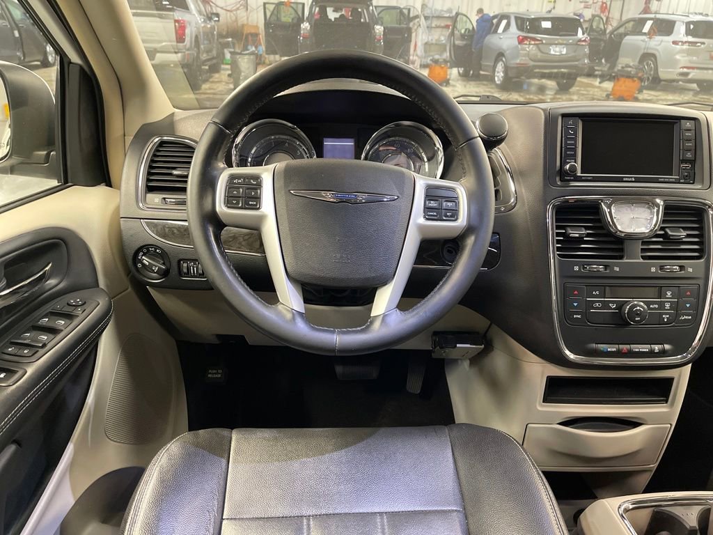 Used 2016 Chrysler Town & Country Touring image 14