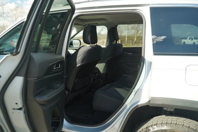 Used 2024 Jeep Grand Cherokee Laredo X image 16