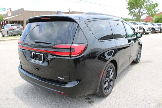 Used 2025 Chrysler Pacifica Limited FWD image 5