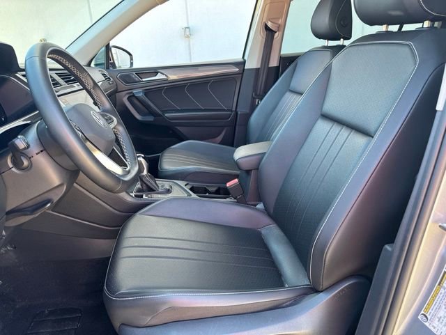 Used 2023 Volkswagen Tiguan SE w/ Panoramic Sunroof Package FWD image 16