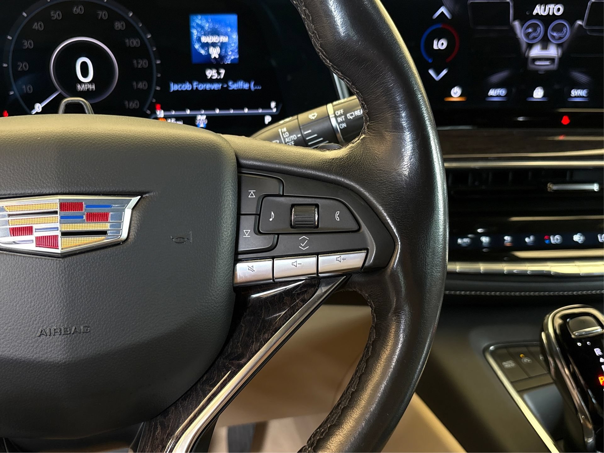Used 2023 Cadillac Escalade ESV Premium Luxury w/ LPO, Illumination Package AWD/4WD image 28
