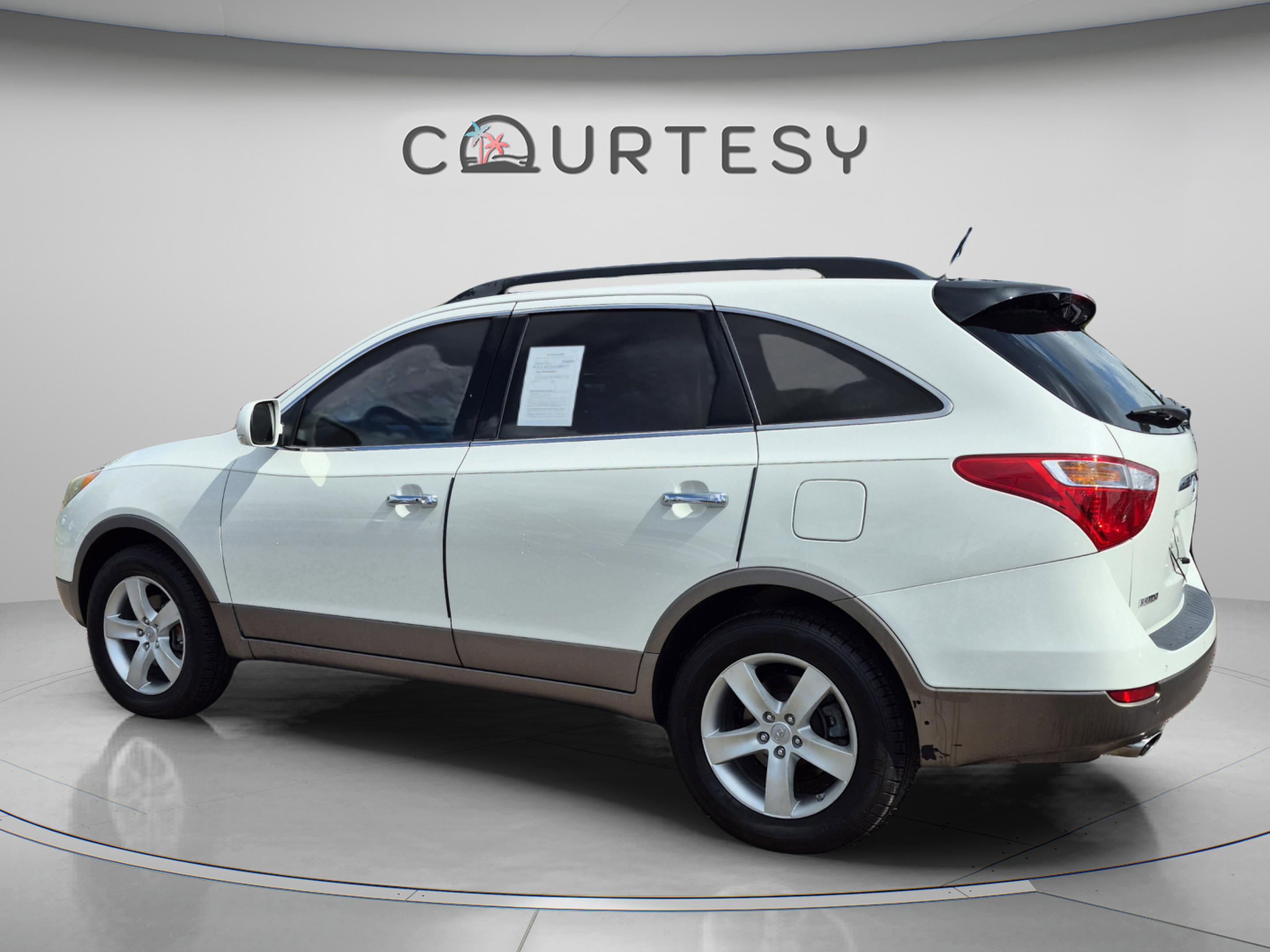 Used 2010 Hyundai Veracruz Limited w/ Navigation Pkg 3 FWD image 3