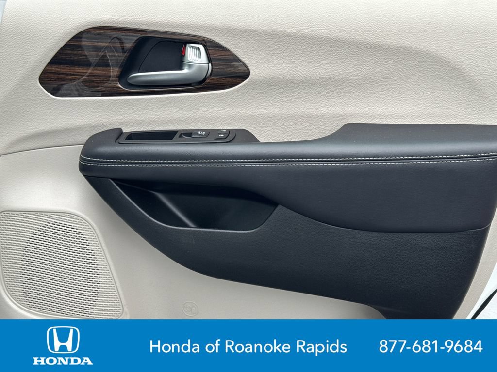 Used 2023 Chrysler Pacifica Limited FWD image 14
