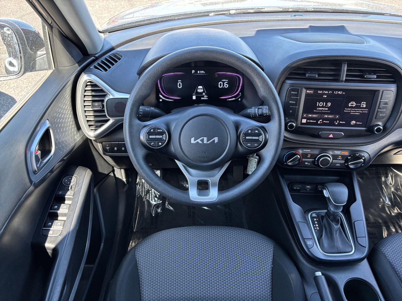 Used 2025 Kia Soul LX w/ LX Technology Package FWD image 32