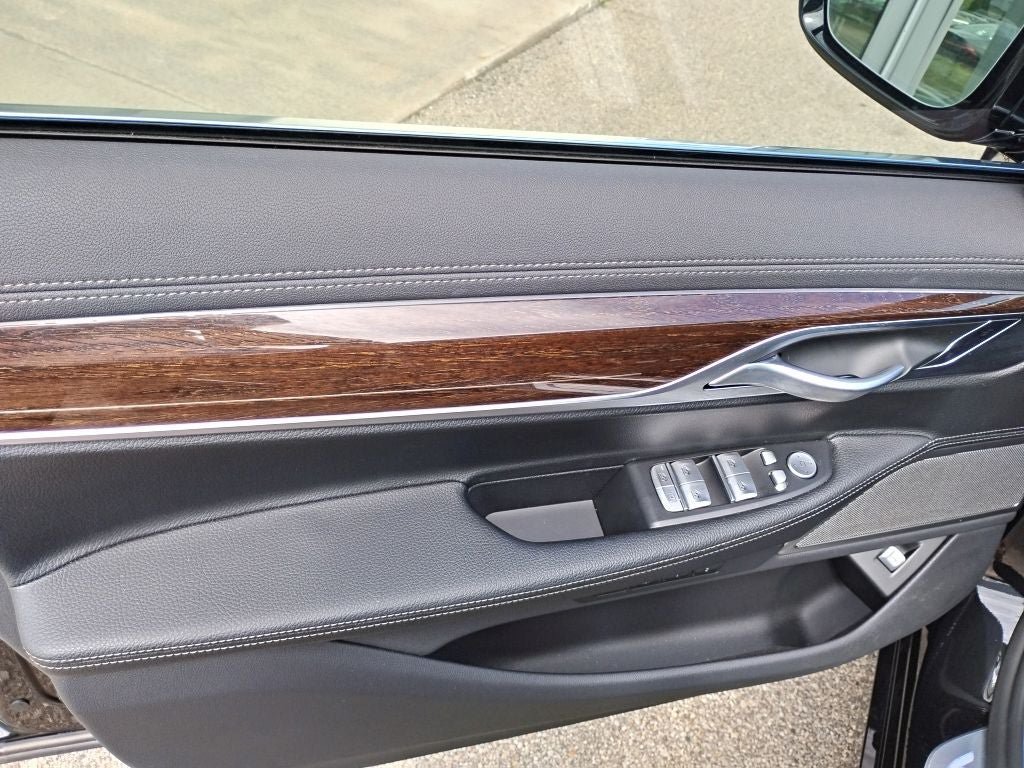 Used 2020 BMW 740i xDrive AWD/4WD image 11