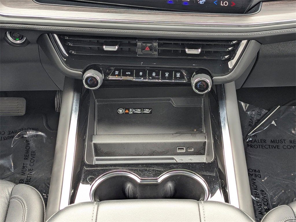 Used 2025 Chevrolet Suburban Z71 image 18