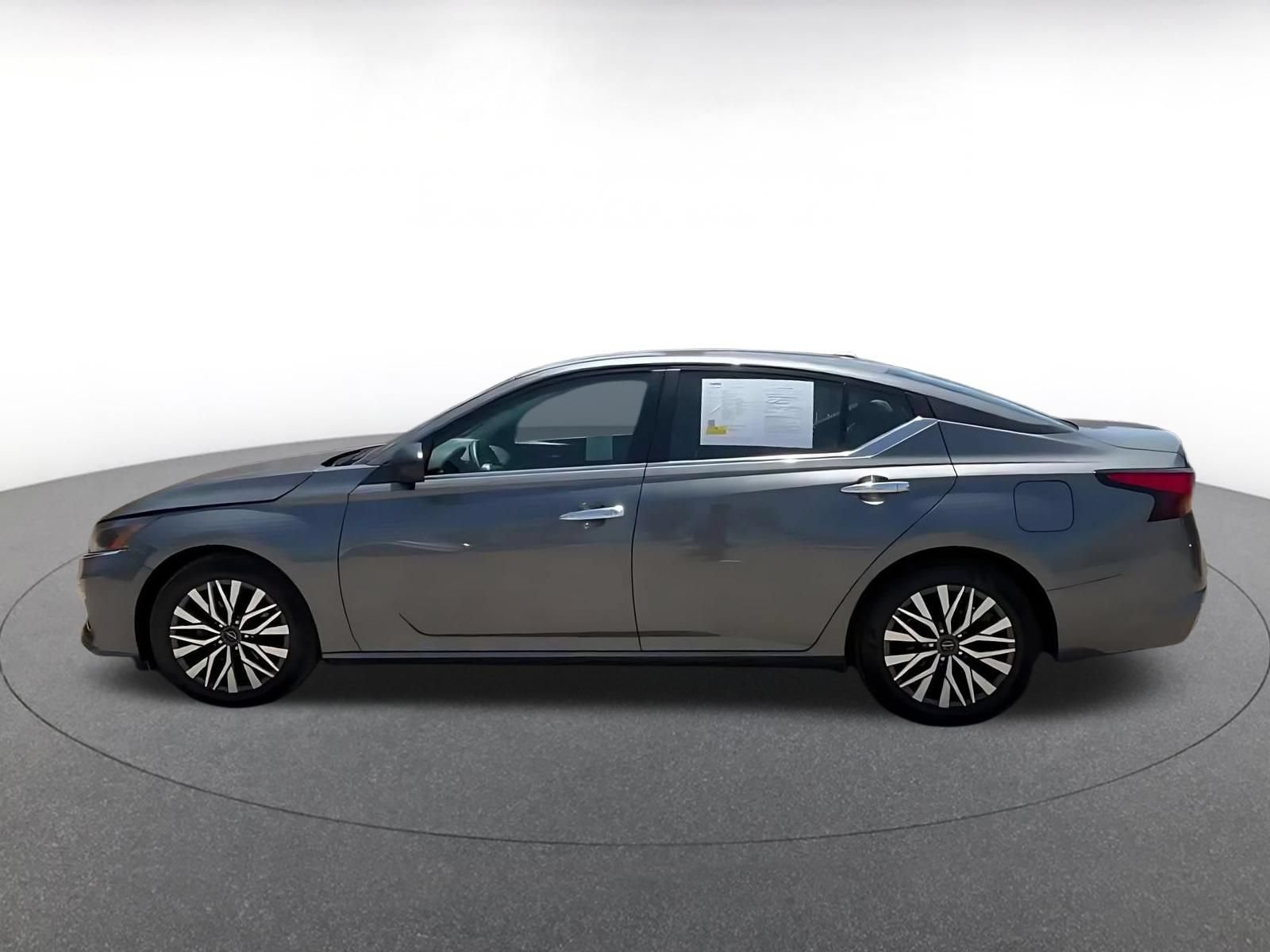 Used 2025 Nissan Altima 2.5 SV FWD image 8