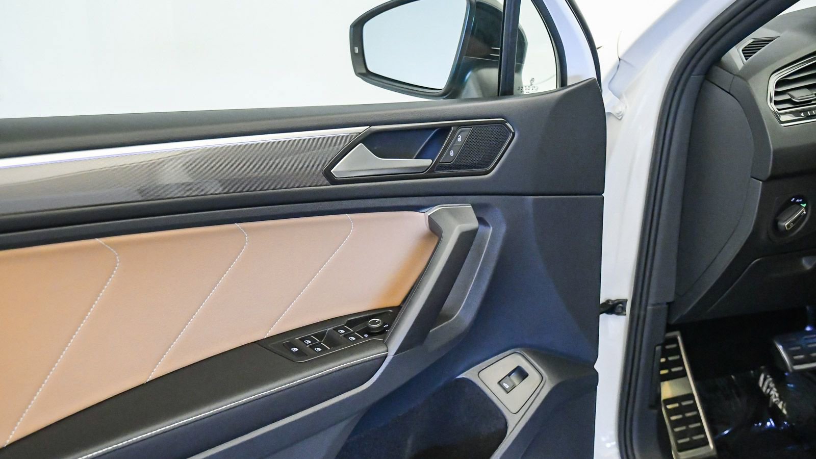 Used 2023 Volkswagen Tiguan SE R-Line image 27