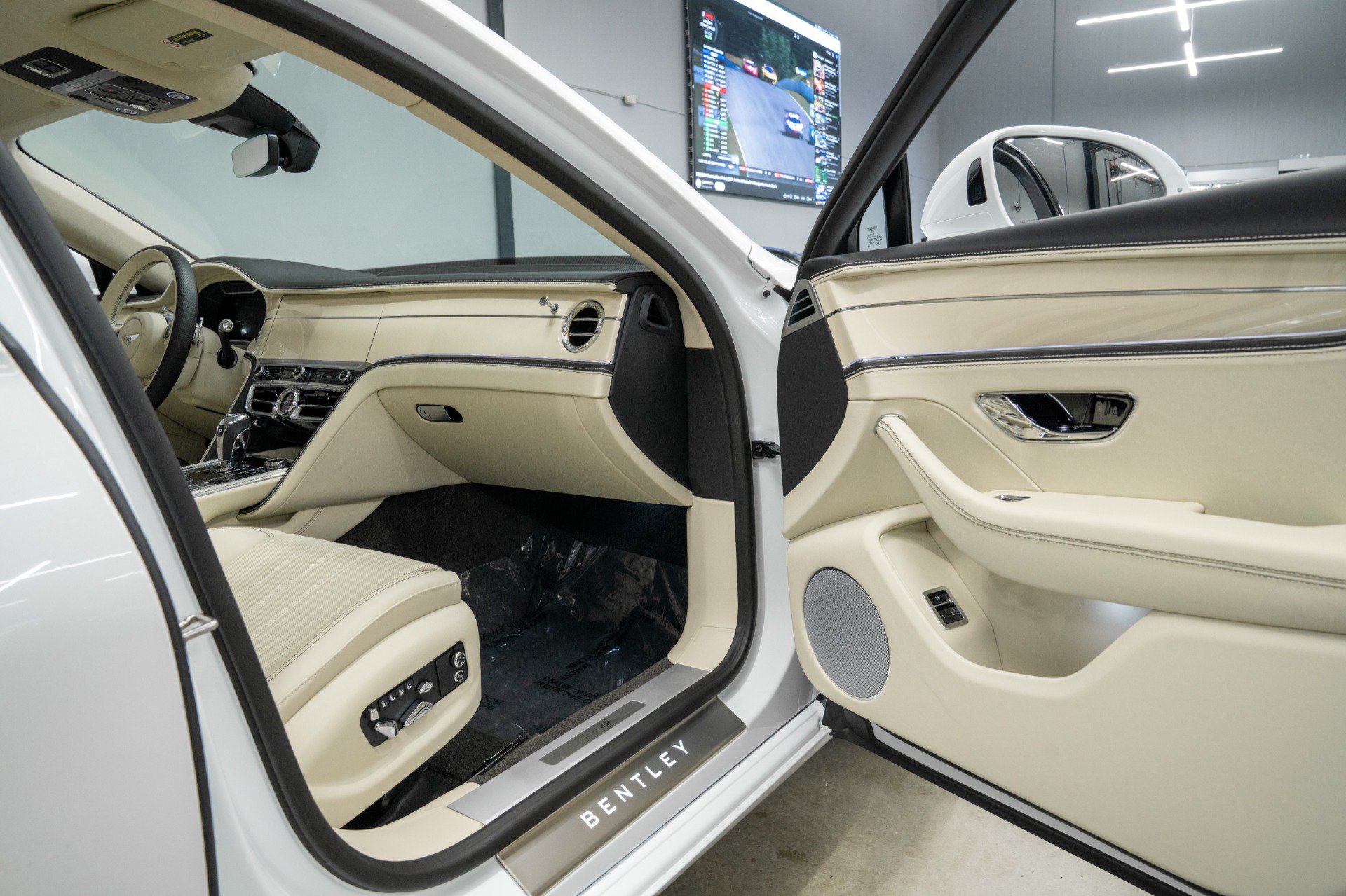 Used 2024 Bentley Flying Spur V8 AWD/4WD image 31