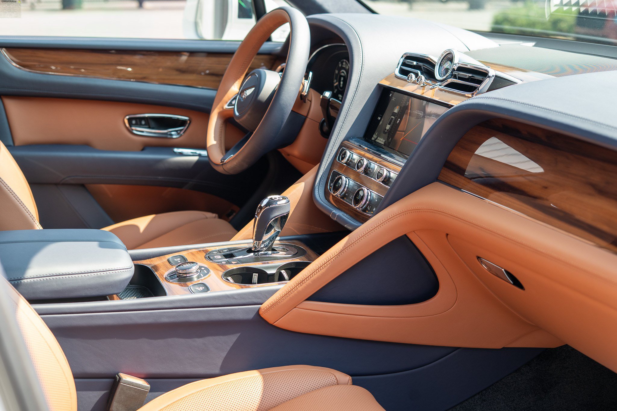New 2026 Bentley Bentayga AWD/4WD image 2